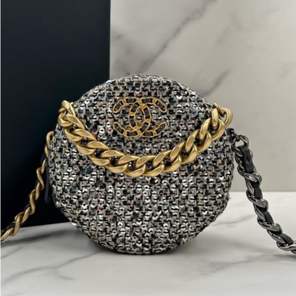 Chanel 19 sequin round clutch crossbody bag
Pristine
Full set
